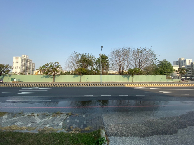 台南市南區中華西路一段與新興路交叉路口（賓泓賓士對面）